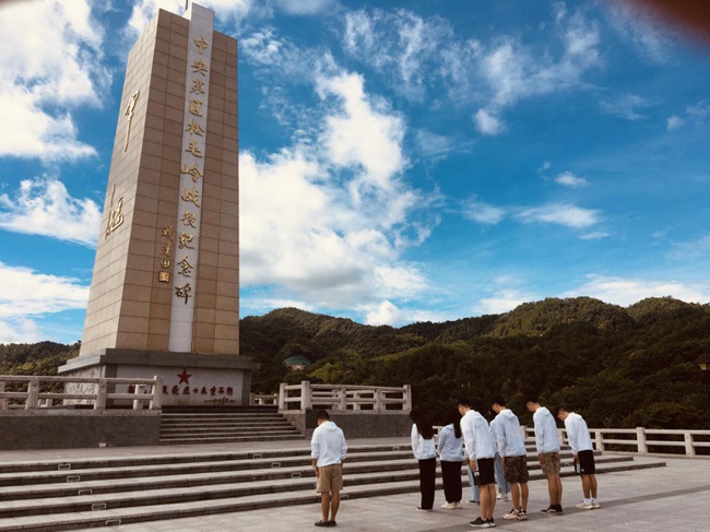 實踐隊向松毛嶺戰(zhàn)役中犧牲的烈士鞠躬默哀。福建船政交通職業(yè)學(xué)院供圖