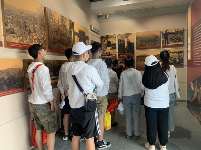 在福建省蘇維埃政府舊址聆聽革命先輩事跡。福建船政交通職業(yè)學院供圖