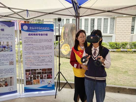 圖片包含 建筑, 女人, 站, 播放
描述已自動生成