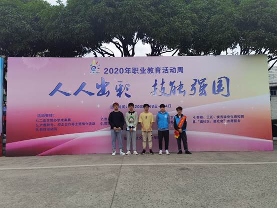 圖片包含 戶外, 路, 站, 前
描述已自動生成