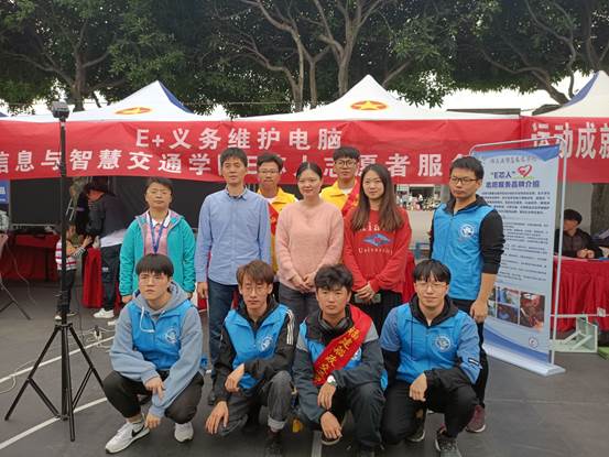 圖片包含 戶外, 人, 一群, 對著
描述已自動生成