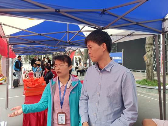 圖片包含 人, 戶外, 男人, 站
描述已自動生成