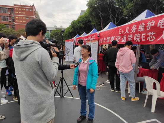 人們走在街頭
描述已自動生成