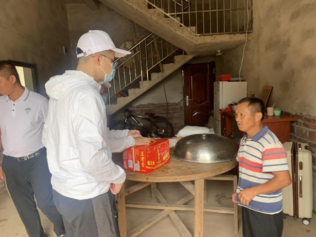 實(shí)踐隊(duì)走訪慰問脫貧戶。福建船政交通職業(yè)學(xué)院供圖